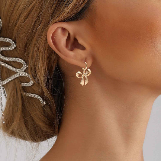 Comment Sublimer votre Look Parisien Chic avec des Boucles d'Oreilles en Métal Noeud Géométrique: Astrodes à Intégrer pour les Tendances Mode Française Automne Hiver 2025 - parlezmode.com