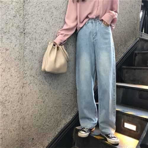 Nouvelles Façons de Porter vos Jeans avec Bijoux Minimalistes Femme pour un Style Parisien Chic - parlezmode.com