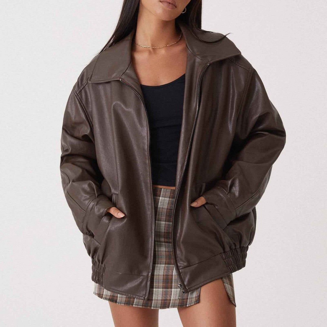 Veste En Cuir et Style Parisien: Adoptez la Tendance Mode Femme pour Automne Hiver 2025 avec Élegance - parlezmode.com