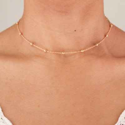 Nouveaux Horizons de l'Élégance: Le Collier Boule Dorée Pour un Look Parisien Authentique sans Comparable - parlezmode.com