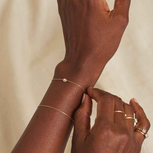 Bijoux minimalistes femme: subtilité et élégance au quotidien - parlezmode.com