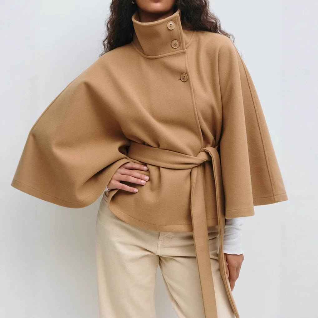 Adopter le Look Parisien avec le Manteau d'Hiver Elégant et Moderne Par la Mode Française de la Boutique de Mode Féminine Guide du Style Chic à la Française - parlezmode.com