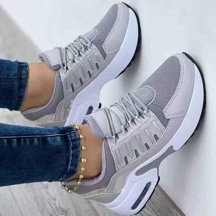 Tendance Automne: Mesdames Découvrez les Sneaker à Talon Compensé pour un Look Parisien Chic avec Bijoux Minimalistes et Votre Sac à Main Féminin - parlezmode.com