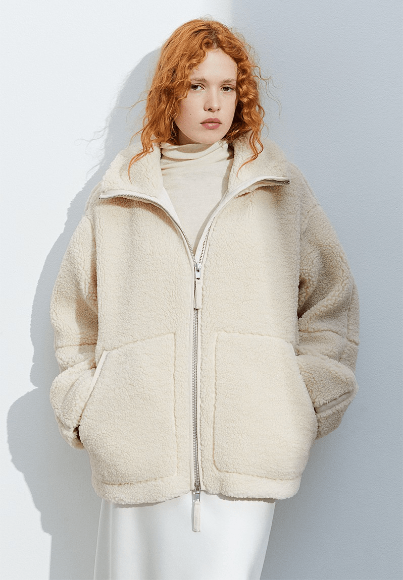Comment la Stella® Veste Polaire Teddy Complète le Look Parisien Femme avec Bijoux Minimalistes et Autres Essentiels - parlezmode.com