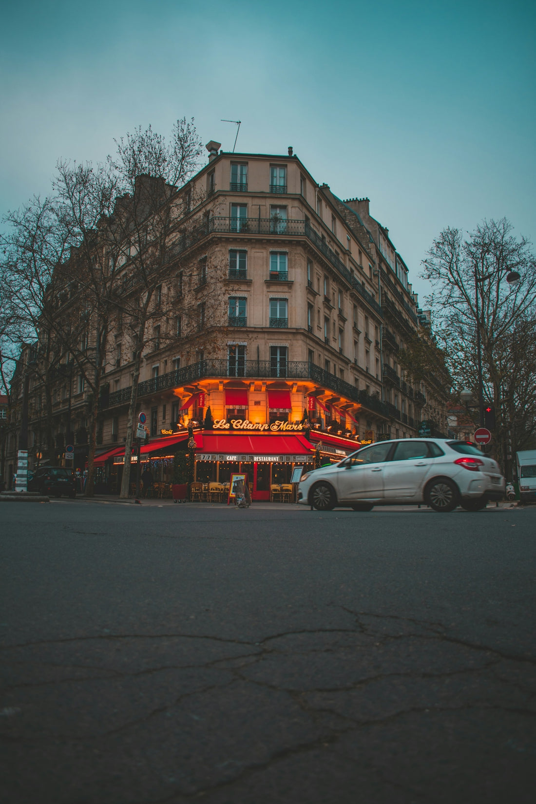 Les 7 pièces incontournables pour maîtriser le style parisien chic - parlezmode.com