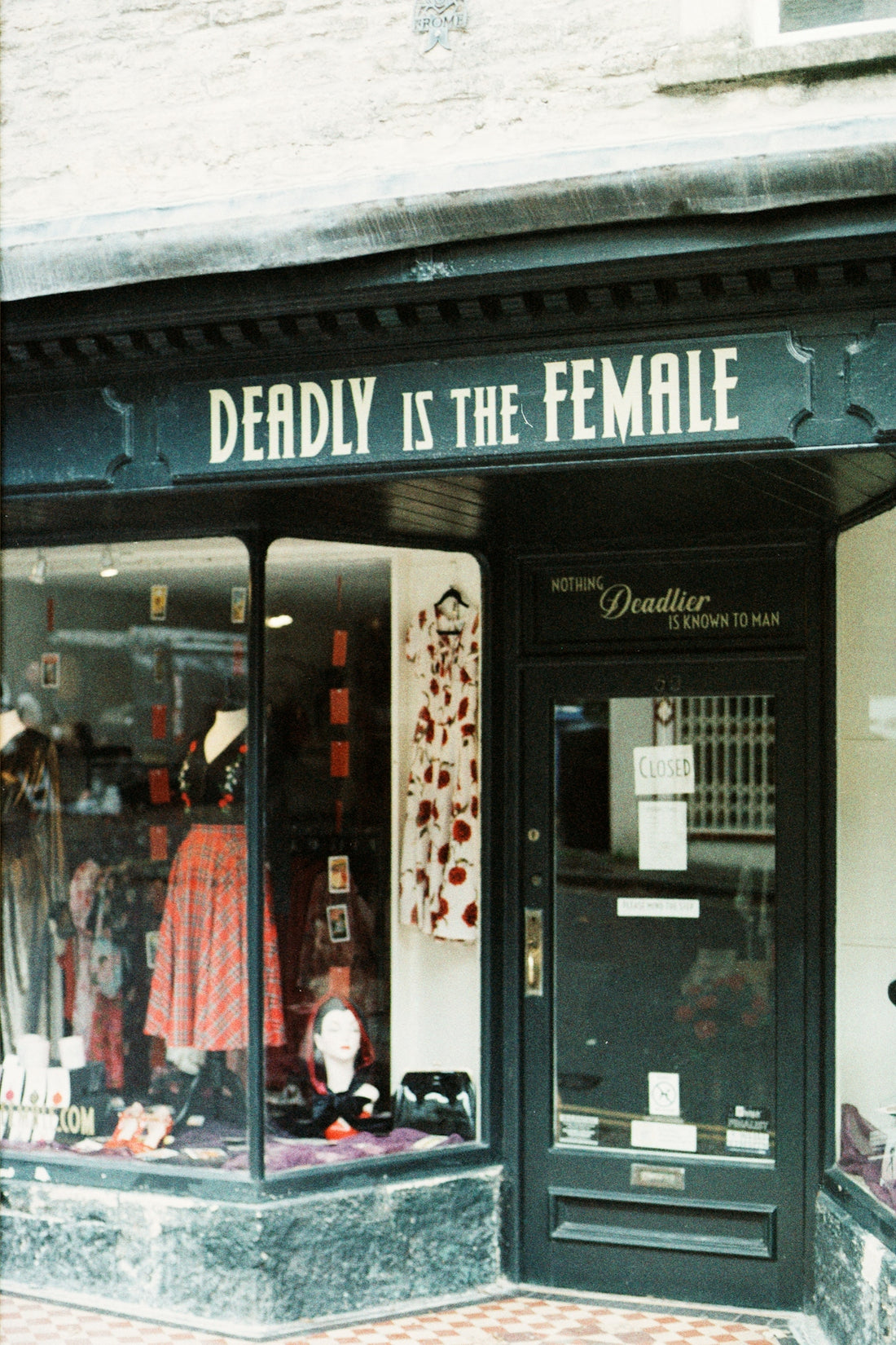 Plongez Dans L'univers De La Boutique De Mode Féminine - parlezmode.com