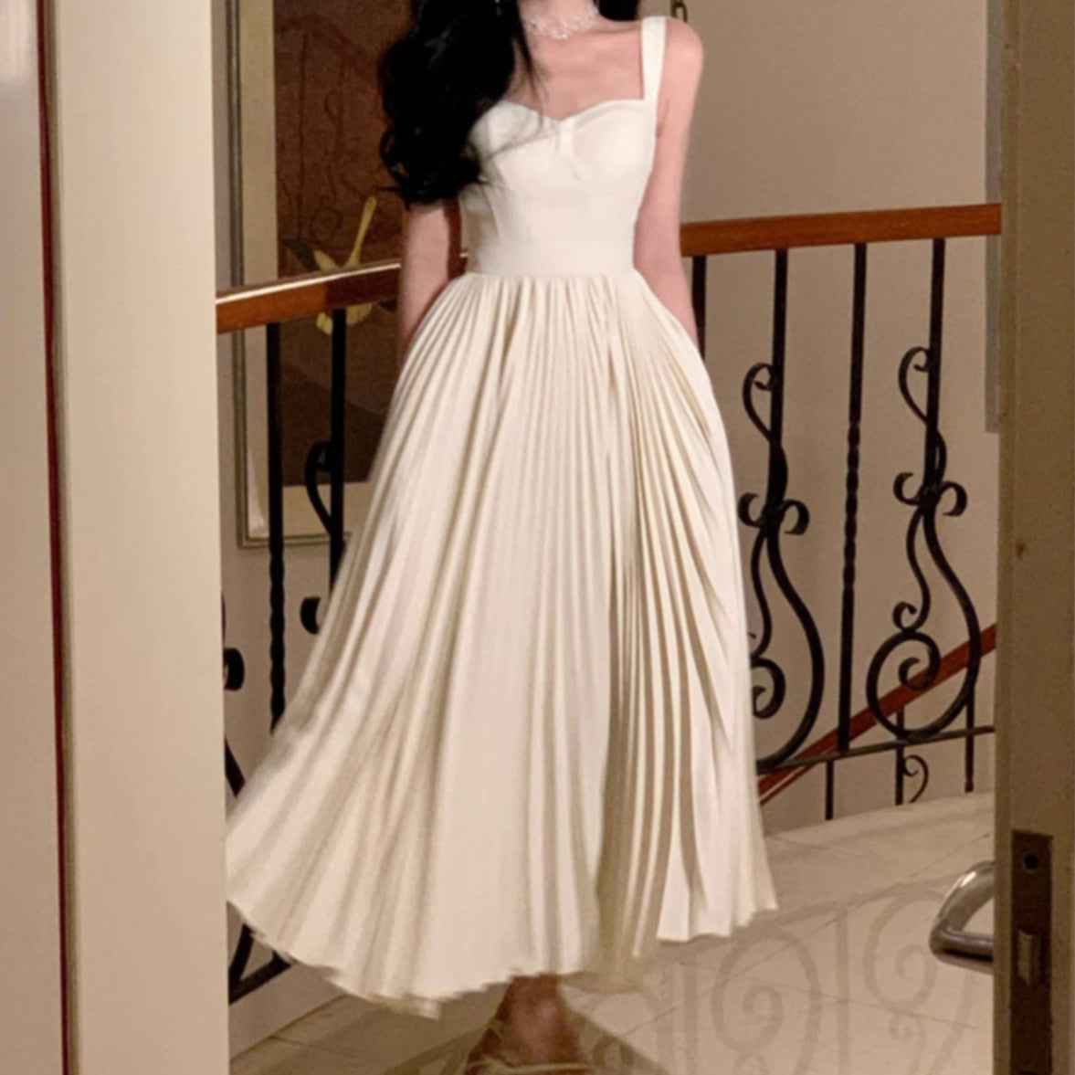 Lumière d’Été – Robe longue plissée à fines bretelles - parlezmode.com