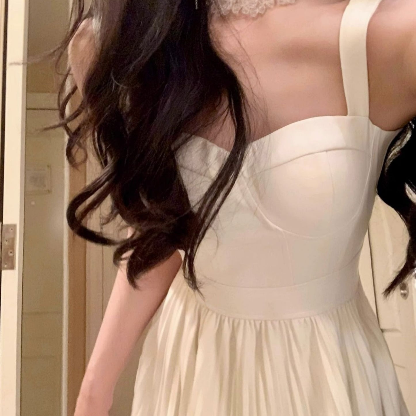 Lumière d’Été – Robe longue plissée à fines bretelles - parlezmode.com