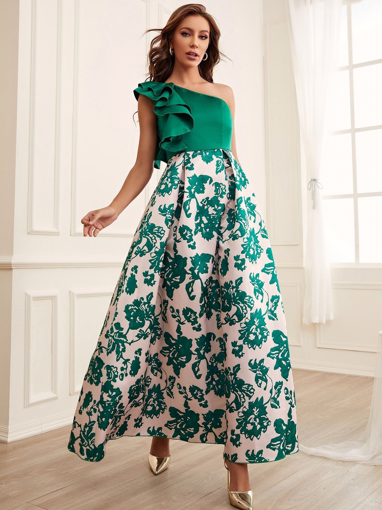 Jardin d’Émeraude – Robe longue asymétrique à imprimé floral - parlezmode.com